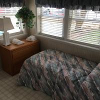 bedroomw with twin bed
