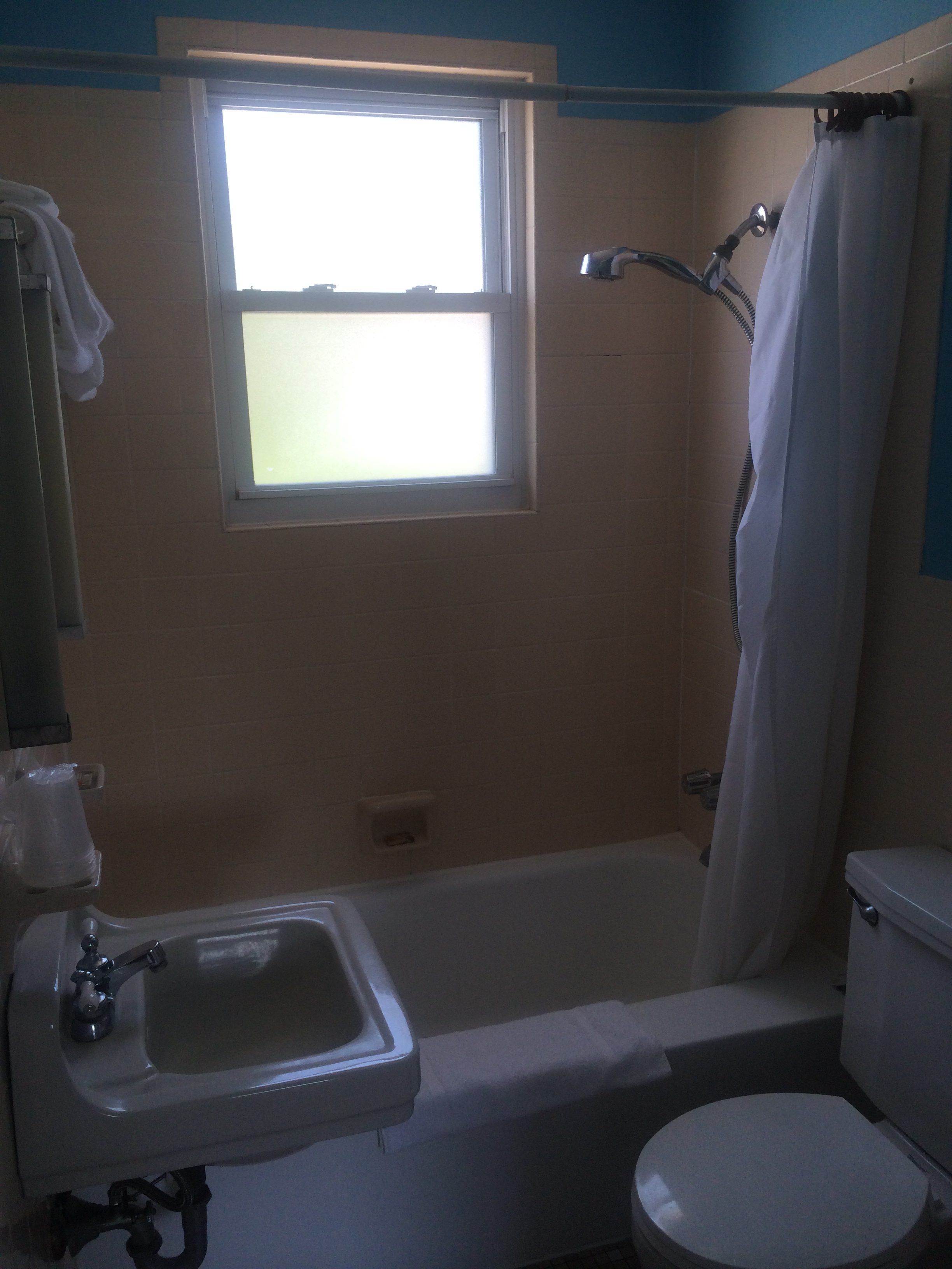 full bathroom with tub/shower, sink and toilet